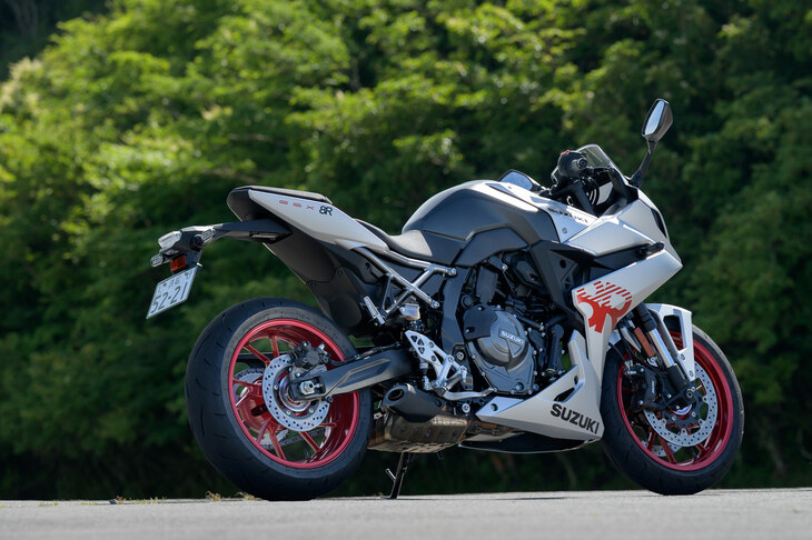 空力性能を高めるフェアリングを装備しつつ、機械類を大きく露出させることでメカニカルなイメージを強調。リアフェンダーは非常にスリムかつコンパクトで、軽快でスポーティーな走りを想起させる。