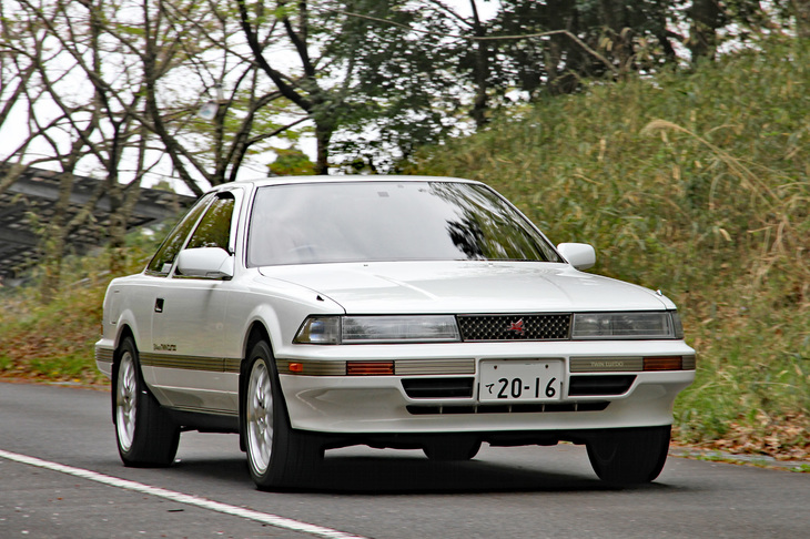 イベント終了後、帰路につく参加車両。これは1986年「トヨタ・ソアラ2000GTツインターボ」。ハイソカーブームをけん引した2代目ソアラの人気グレード。