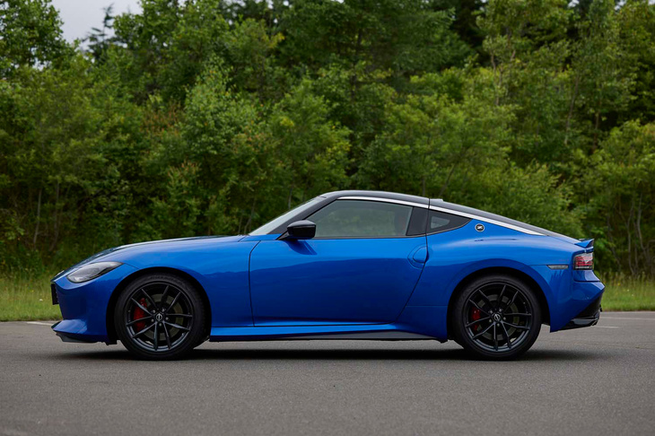 エクステリアデザインについては、ロングノーズ・ショートデッキのスタイリングを踏襲。ボンネットとリアショルダー／リアエンドの高さをそろえたプロポーションも、初代こと「S30」をオマージュしたものだ。