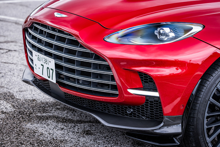 今回の試乗車では、「グロス2×2ツイルカーボンファイバーアッパー」および「DBX707カーボンファイバーロワー」と呼ばれるスポーティーなエクステリアパックが選択されていた。大幅改良を受けたインテリアに比べて、エクステリアの改良は最小限にとどめられている。