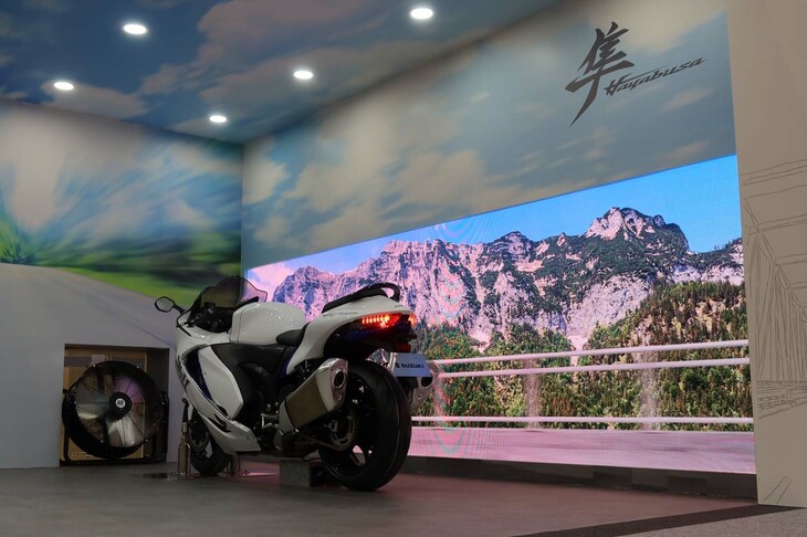 隼フォトスポット（「スズキ・ハヤブサ」にライディングしているような動画や写真が撮れるフォトスポット）