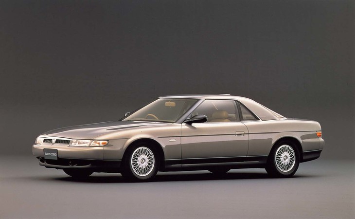 1990年発売の「ユーノス・コスモ」。上位モデルには3ローターのロータリーエンジンが搭載されていた。