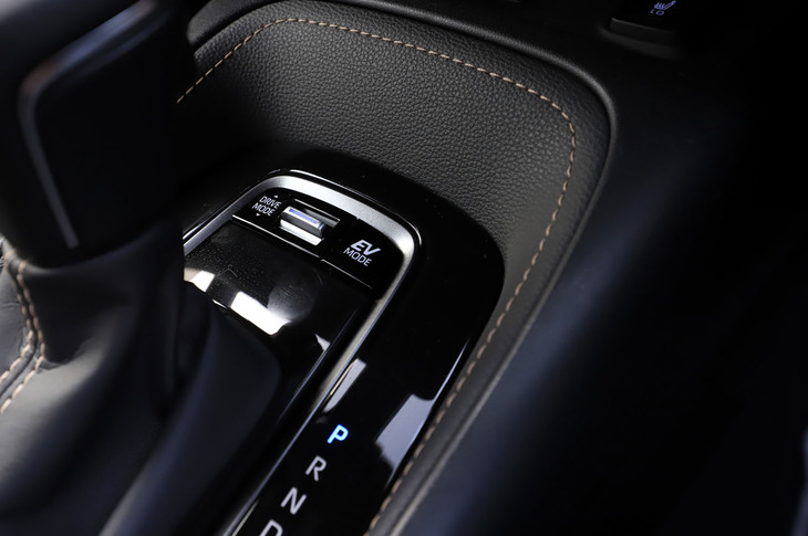 ハイブリッド車には3種類の走行モードからなるドライブモードセレクターや、バッテリーの電気だけで走るEVモードなどの機能が搭載される。