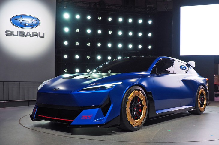 スバルブースにて、ステージ上に展示された「Performance-E STIコンセプト」。BEVのスポーツモデルという、未来志向なショーカーだったが……。