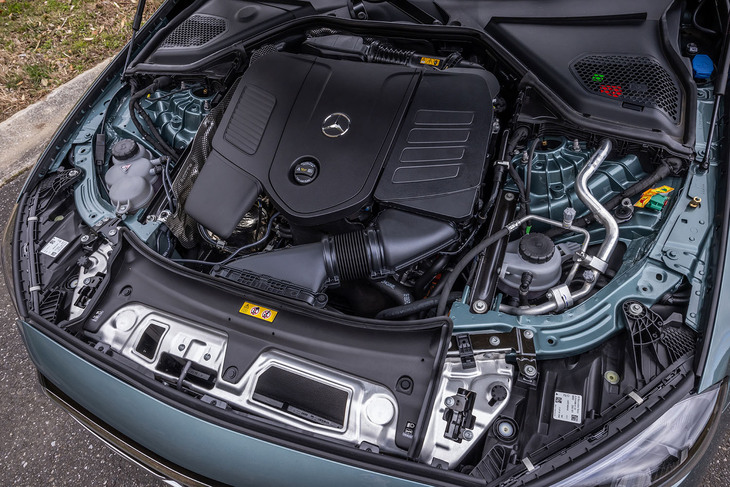 プラグインハイブリッド車の「E350eスポーツ エディションスター」は、最高出力204PSの2リッター直4ガソリンターボエンジンに、最高出力129PSのモーターと容量25.4kWhのリチウムイオンバッテリーを組み合わせたパワートレインを搭載。後輪駆動のみの設定だ。