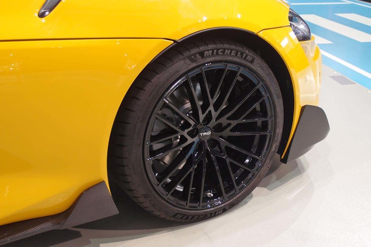 写真の「GR 19インチ鍛造アルミホイール」は、1台分（4本）で69万1200円のオプションとして提供される。