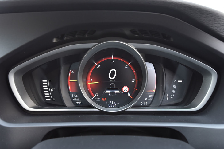 液晶タイプのメーターパネルは、ドライバーの好みに合わせてテーマカラー（Elegance／Eco／Performance）を設定できる。写真はPerformanceの状態。