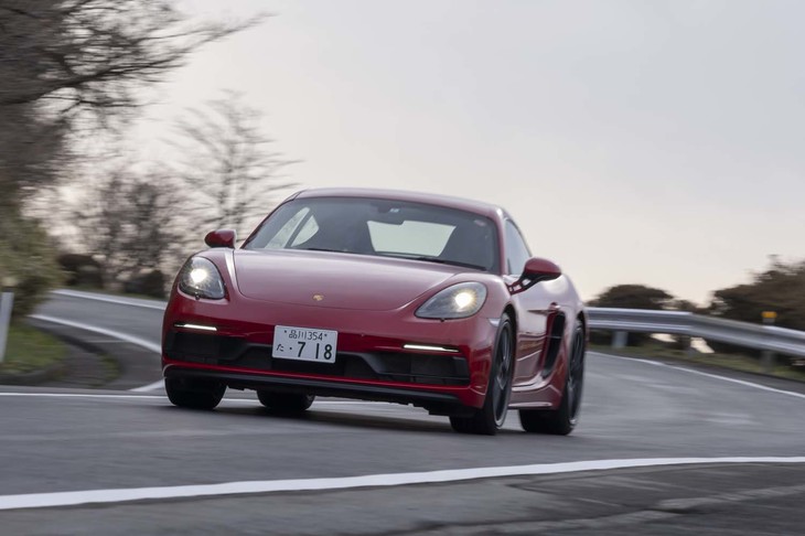 【ポルシェ718ケイマンGTS 4.0】ボディーサイズ：全長×全幅×全高＝4405×1800×1285mm／ホイールベース：2475mm／車重：1440kg／駆動方式：MR／エンジン：4リッター水平対向6 DOHC 24バルブ／トランスミッション：6段MT／最高出力：400PS（294kW）/7000rpm／最大トルク：420N・m（42.8kgf・m）/5000-6500rpm／タイヤ：（前）235/35ZR20 88Y／（後）265/35ZR20 95Y（ピレリPゼロ）／燃費：9.3km/リッター（ポルシェジャパン発表値）／価格：1152万円
	
	【取材時の燃費データ】
	テスト距離：302.5km（市街地1：高速道路7：山岳路2）／使用燃料：34.0リッター（ハイオクガソリン）／参考燃費：8.9km/リッター（満タン法）／9.3km/リッター（車載燃費計計測値）