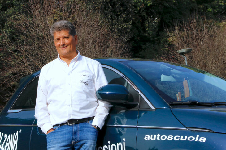 自動車教習所「ラ・バルツァナ」の創立者兼校長であるロレンツォ・ブロッキ氏。フルトレーラーなど“陸上”の各種運転免許はもちろん、船舶、小型飛行機の操縦免許も持つ。La Balzanaとはシエナにおける市章の名称。