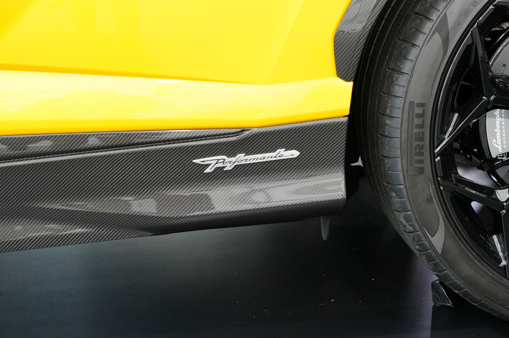 ランボルギーニ・ウルス ペルフォルマンテ（「Performante」のバッジ）