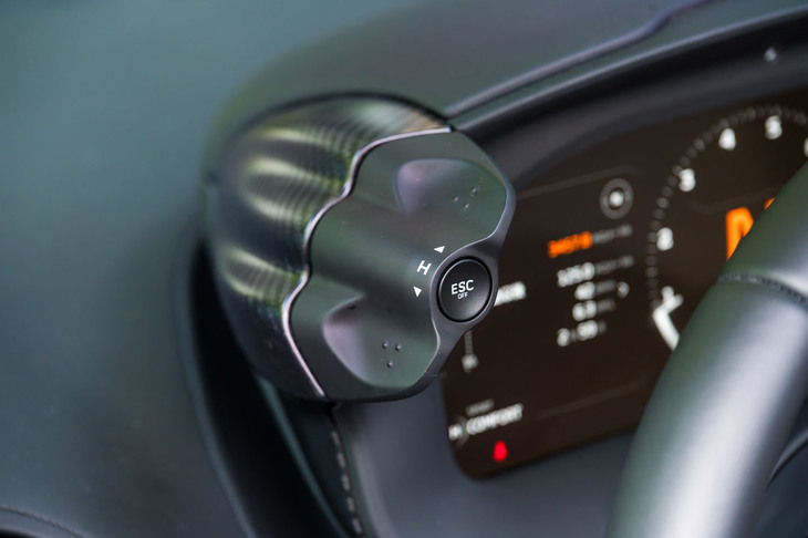 メーターナセルの左上にあるハンドリングモードのスイッチで足まわりの設定を変えられる。ESCオフのボタンを軸にシーソー式になっている。