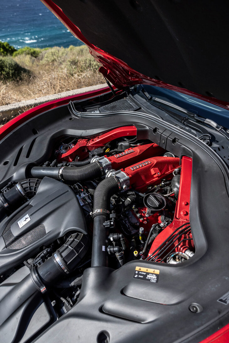 最高出力620PSを発生する3.9リッターV8ターボエンジン。既存のモデルと比べると、コールドスタートからの油圧上昇を速めたり、中回転域でのオイル流量を増やしたりと、オイルポンプの機能が強化された。この改良はもちろんクーペにも取り入れられる。