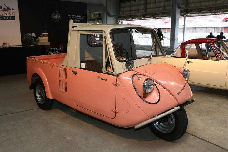 「K360」は、1959年発売の3輪トラック。商用車ながら、しゃれたツートンカラーを採用していた。360㏄のV型2気筒エンジンをミドシップ搭載していたのもユニーク。