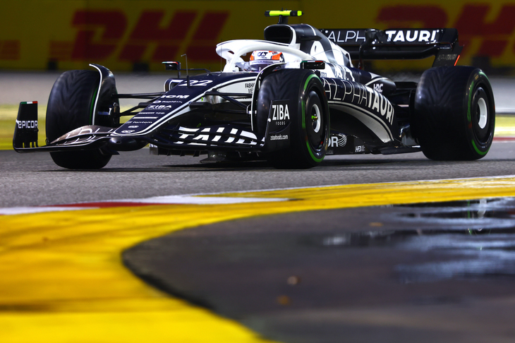 来季の契約を更新したばかりの角田裕毅（写真）は、次の日本GPを前にいいところを見せたかった。予選ではQ3進出を果たし10位、レースでもポイント獲得を目指し走っていたのだが、ドライタイヤで走行中にブレーキングポイントを誤ってウォールに激突、悔しいリタイアを喫した。「自分自身にがっかり」と肩を落としていたが、気分を入れ替え、初の母国レースに臨んでほしいところだ。チームメイトのピエール・ガスリーは、予選7位から10位入賞、1点を手に入れた。（Photo=Getty Images / Red Bull Content Pool）