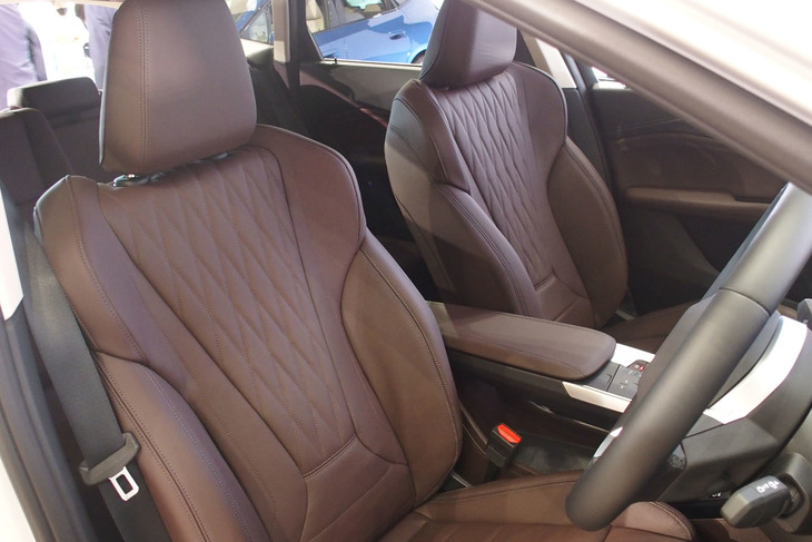 218iアクティブツアラー エクスクルーシブ（フロントシート）