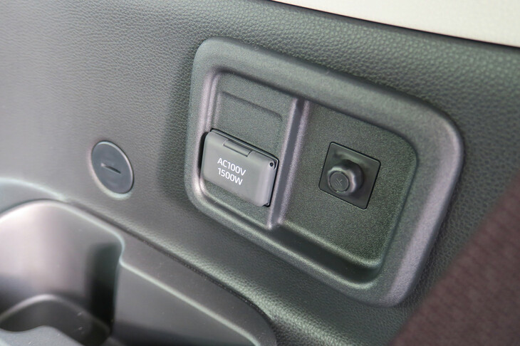 トヨタ・シエンタ ハイブリッドZ 7人乗り（ラゲッジスペース、AC100V・1500W電源）