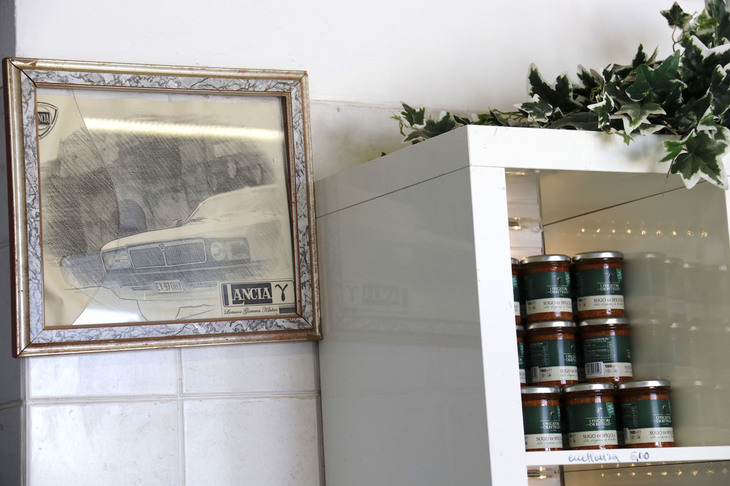 ソースの瓶詰めの横に額装されているのも「ガンマ」のイラスト。リトアニアのクラブミーティングの参加記念品である。