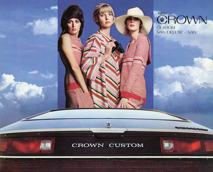 「カスタム」（ワゴン）および「バン」のカタログの表紙。やはり3人の外国人女性モデルと特徴的なデザインのリアエンドをあしらった、大胆な構図である。