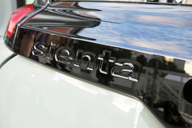 トヨタ・シエンタ ハイブリッドZ 7人乗り（「sienta」ロゴ）