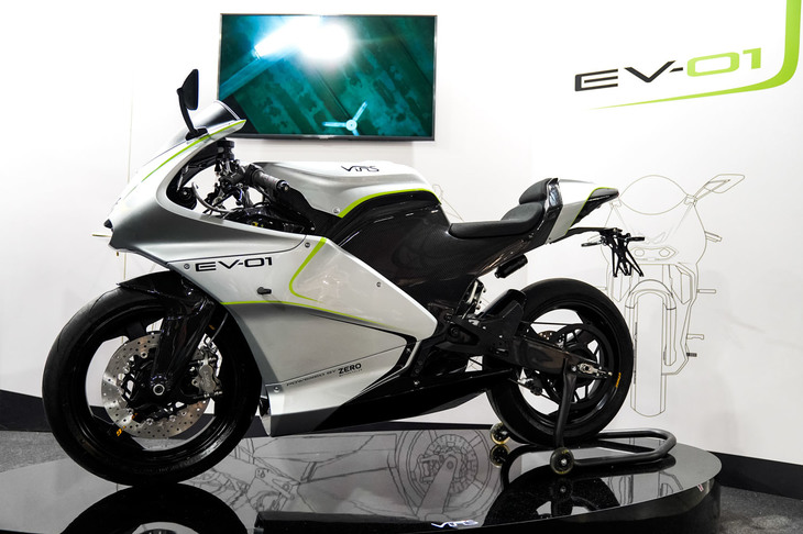 イタリアの小さなモーターサイクルファクトリー「Vins」は、フレームと外装が一体となった独自のカーボンモノコック構造と、独自の前後サスペンションシステム、これまた独自のV型2気筒2ストロークエンジンを持つ、公道用バイクとレース専用車の販売をスタートさせた。今回のEICMAでは、「ZERO Motorcycles」とタッグを組んだ電動バイクのコンセプトモデルを発表。開発を進めているという。