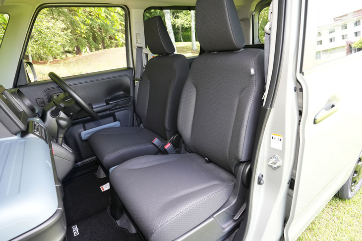 「スペーシア ベース」の助手席もテーブルとして使えるようになっているが、人が座っても違和感を覚えない設計。さすが後出し！