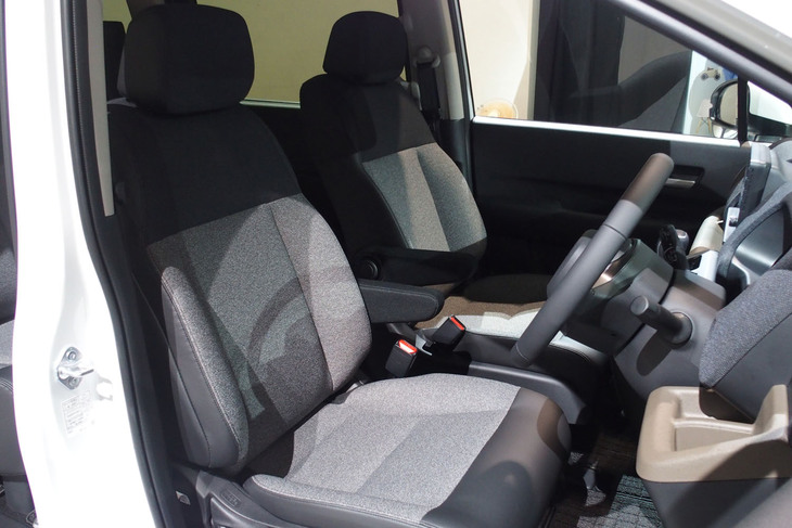 リビングライクな素材コーディネートを採用したと紹介される「フリード エアーEX」のインテリア。シートの表皮には、はっ水・はつ油機能のある「FABTECT（ファブテクト）」が用いられている。