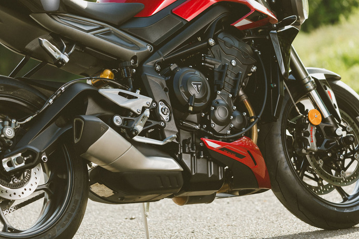 大幅なエンジンの改良により、「RS」では最高出力が123PS/1万1750rpmから130PS/1万2000rpmに向上。トルク特性も7500rpm付近において増強が図られ、最大トルクは80N・m/9500rpmとなった。