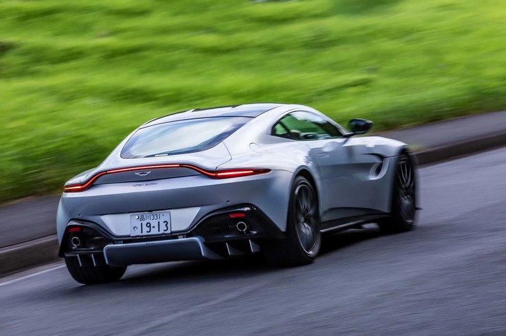 V8ツインターボが奏でるエキサイティングなエキゾーストサウンドも、新型ヴァンテージの魅力のひとつだ。