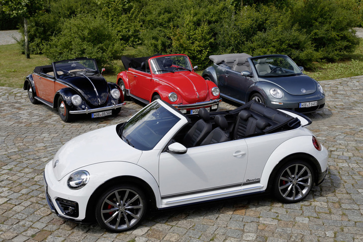 「フォルクスワーゲン・ザ・ビートル カブリオレ」（手前）と歴代「ビートル」。