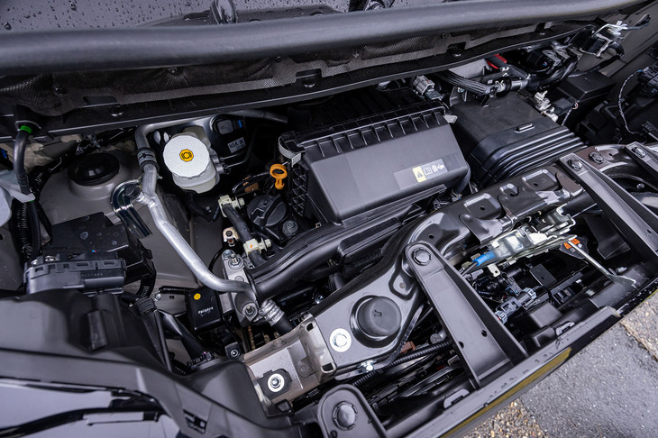 「デリカミニTプレミアム DELIMARUパッケージ」に搭載される0.66リッター直3ターボエンジンは最高出力64PS、最大トルク100N・mを発生。WLTCモードの燃費値は17.8km/リッターと発表されている。