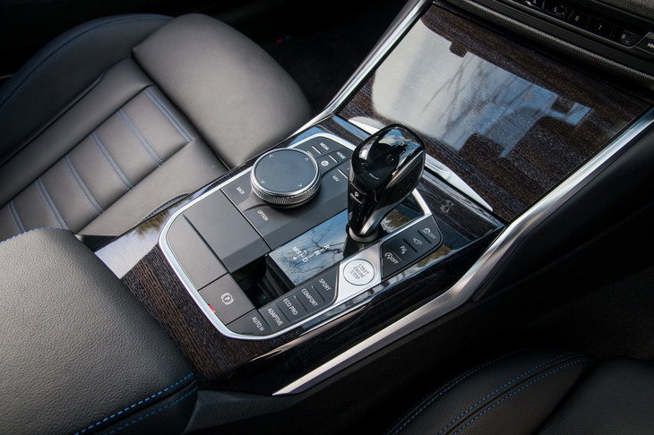 センターコンソールにはイグニッションスイッチやシフトセレクター、パーキングブレーキの操作スイッチ、インフォテインメントシステムのコントローラー、ドライブモードの選択スイッチなどが配されている。