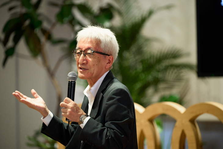 NPO法人 北海道グリーンファンドならびに一般社団法人 北海道再生可能エネルギー振興機構 理事長の鈴木 亨氏。市民出資型の風力発電事業のパイオニアで、ミーティングでは北海道の洋上／地上風力発電のポテンシャル、日本全国における送電網の整備計画について解説した。