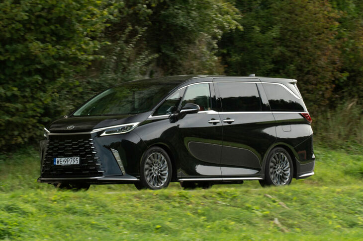 「レクサスLM」は、十分なスペースと快適性を備えた人目を引くミニバンだ。全長×全幅×全高＝5.13×1.89×1.94mとかなり大きい。車輪のついた豪華なラウンジだ。