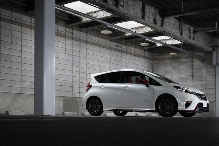 「ノートe-POWER NISMO」のボディーは、クロスメンバーやステーなどによって補強されている。