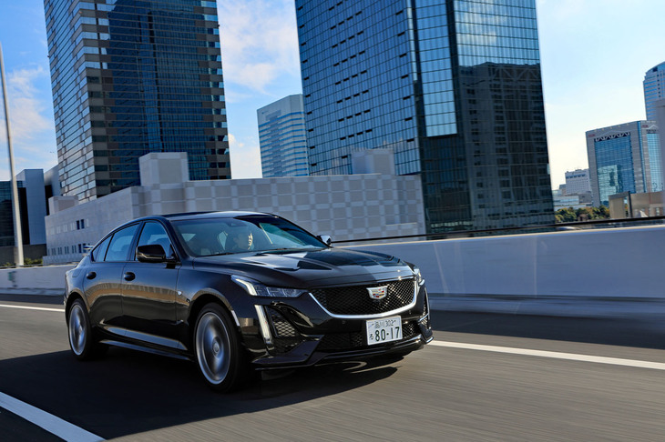 入念にキャビンまわりの遮音がなされた「CT5」。オーディオには逆位相の音で騒音を打ち消すアクティブノイズキャンセレーション機能も備わっており、さらに車内空間の静粛性を高めている。