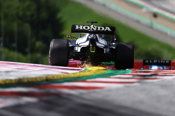 アルファタウリは、角田裕毅（写真）のドライビングが破綻することもなく順調にセッションをこなし、予選では2台ともQ3まで進出。角田は8位と自身2度目のトップ10内からのスタートを喜ぶも、セッション中にボッタスをブロックしたことで3グリッド降格、惜しくも11番グリッドに。ピエール・ガスリーは今季6度目のトップ6、6番グリッドと好位置を得たものの、スタート直後のルクレールとの接触でリタイア。角田はスタートで9位に上がりポイント圏内を走行、最終的に10位に入り自身3度目の入賞を果たした。チームは開幕から全戦でポイントを稼いでおり、現在コンストラクターズランキング5位につけている。（Photo=Getty Images / Red Bull Content Pool）