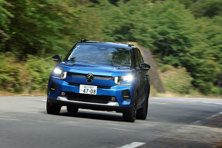 新型「C3」では、ステランティス内でエントリーモデル用とされる「スマートカー」プラットフォームを採用。中国市場や南米・東南アジア・インドなどの新興国市場を含め、グローバルでの競争力向上のために低コスト化も実現している。サスペンションはフロントがマクファーソンストラット式、リアがトーションビーム式となる。