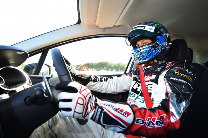 袖ヶ浦フォレストレースウェイを攻める、レーシングドライバー谷口信輝。