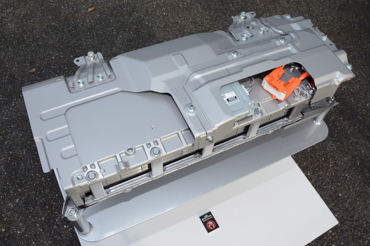 「B」以外のグレードに搭載されるバイポーラ型ニッケル水素電池。