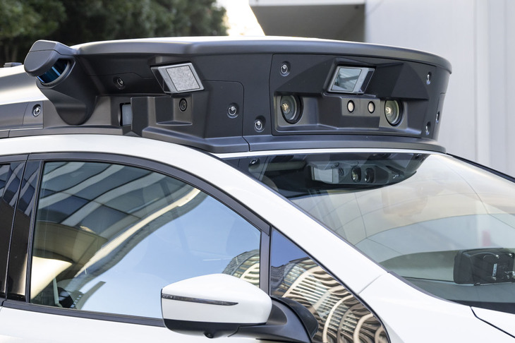 「日産リーフ」の自動運転試作車両には、6つのLiDARと10基のレーダー、14個のカメラが搭載されている。横浜での実証実験では約2000のシステム活用事例をもとに、自動運転システムを設計したという。