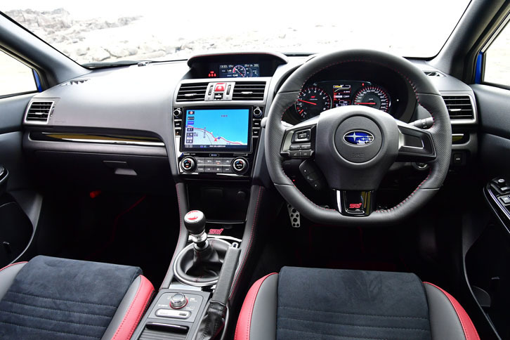 内装の質感も改善され、新たにハイグロスブラックのインパネ加飾パネルやドアスイッチパネルが採用された。