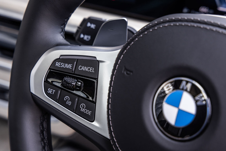 ステアリングホイールの左スポーク部分に「アシステッドドライブ」のスイッチが配置される。最新世代のジョグダイヤル式ではなく従来タイプのままだが、車間距離設定だけが最新世代モデルと同様に、センターディスプレイ内での操作に変更された。