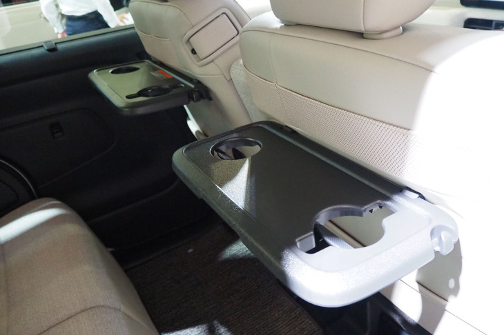 日産ルークス ハイウェイスター（後席用パーソナルテーブル）