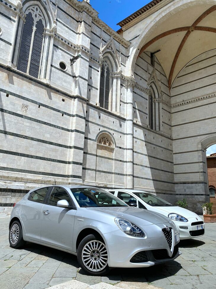 シエナ大聖堂近くで。写真右奥は「フィアット・プント」。