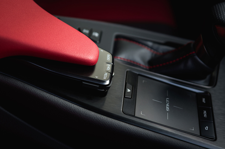 直感的に操作できるよう、駆動系機能やリモートタッチなどを手元に配置。遠隔オーディオスイッチはパームレスト下部に収められている。