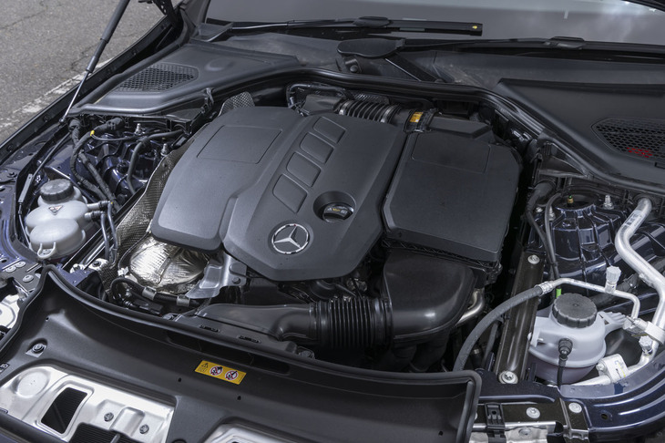 縦置きで積まれるエンジンはマイルドハイブリッドの2リッター4気筒ディーゼルターボ「OM654M」。最高出力197PS、最大トルク440N・mを発生する。