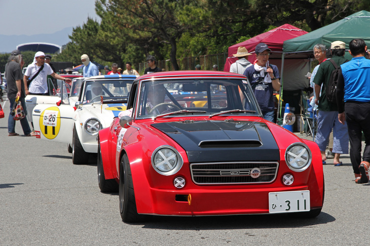 1801cc以上のノーマル車両および1301cc以上の改造車両によるDクラスは、26台が出走した最激戦区。中でも「ダットサン・フェアレディ2000」（SR311）は7台を数えた。