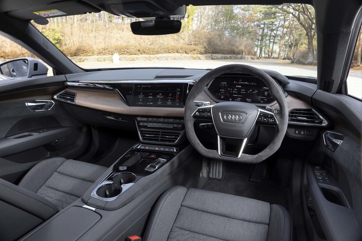 試乗車は、素材に本革を使用しないオプション「レザーフリーパッケージ」を選択。インテリアの素材には、人工皮革やリサイクルしたポリエステル繊維などが用いられている。