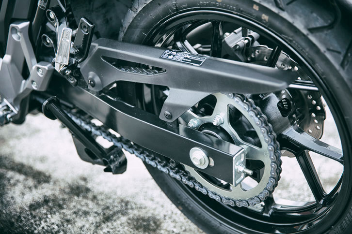 足まわりのチューニングは取り回し重視。リアには7段階で硬さを調整できる、調整式のプリロードサスペンションを採用している。