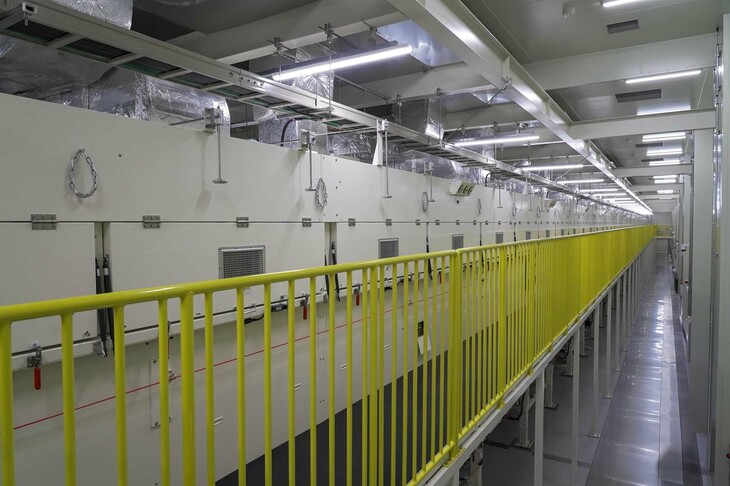 正極を乾燥させる設備。ライン全体の長さは、目算だがざっと400mといったところだろう。